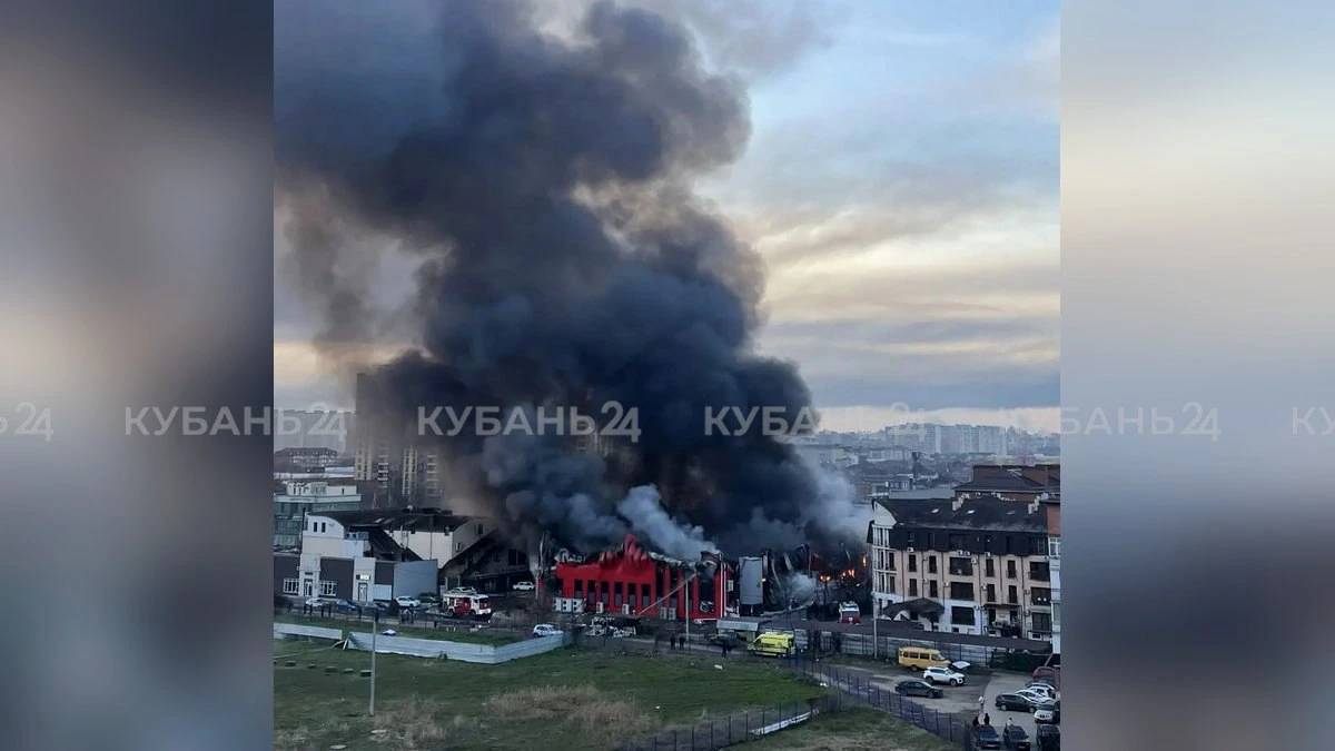 Магазин «Светофор» загорелся на площади 2,5 тыс. кв. метров в Краснодаре