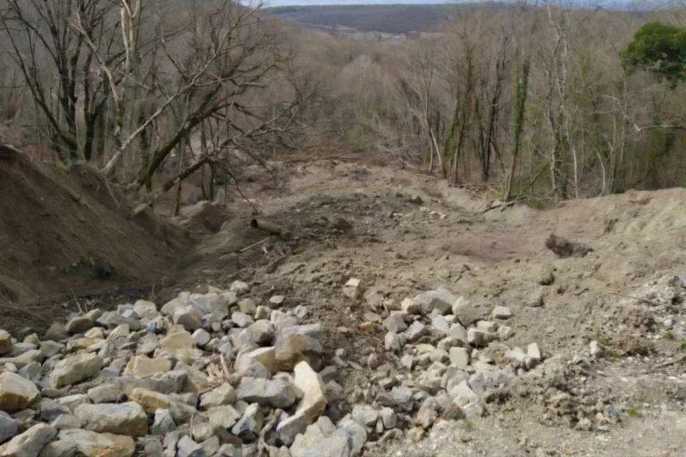 Альтернативную дорогу из-за обвала грунта организовали в два поселка под Туапсе