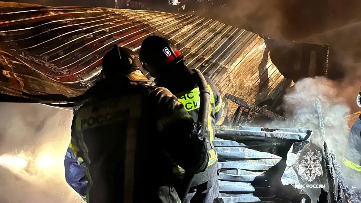 Два жилых барака загорелись ночью в Сочи, огонь охватил 200 кв. метров