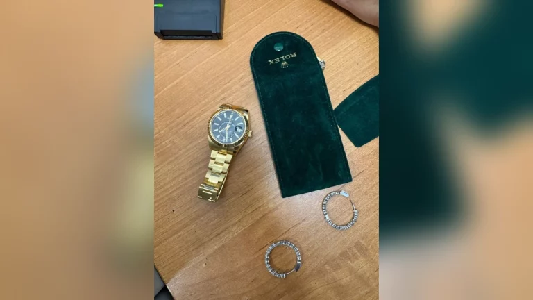 Незадекларированные Cartier и Rolex «сняли» с женщины на таможне в Сочи