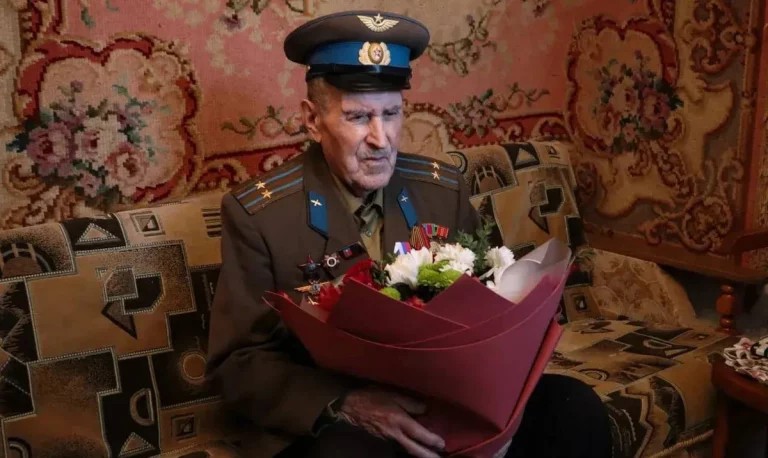 Кондратьев поздравил со 102-летием ветерана Алексея Асанина из Армавира