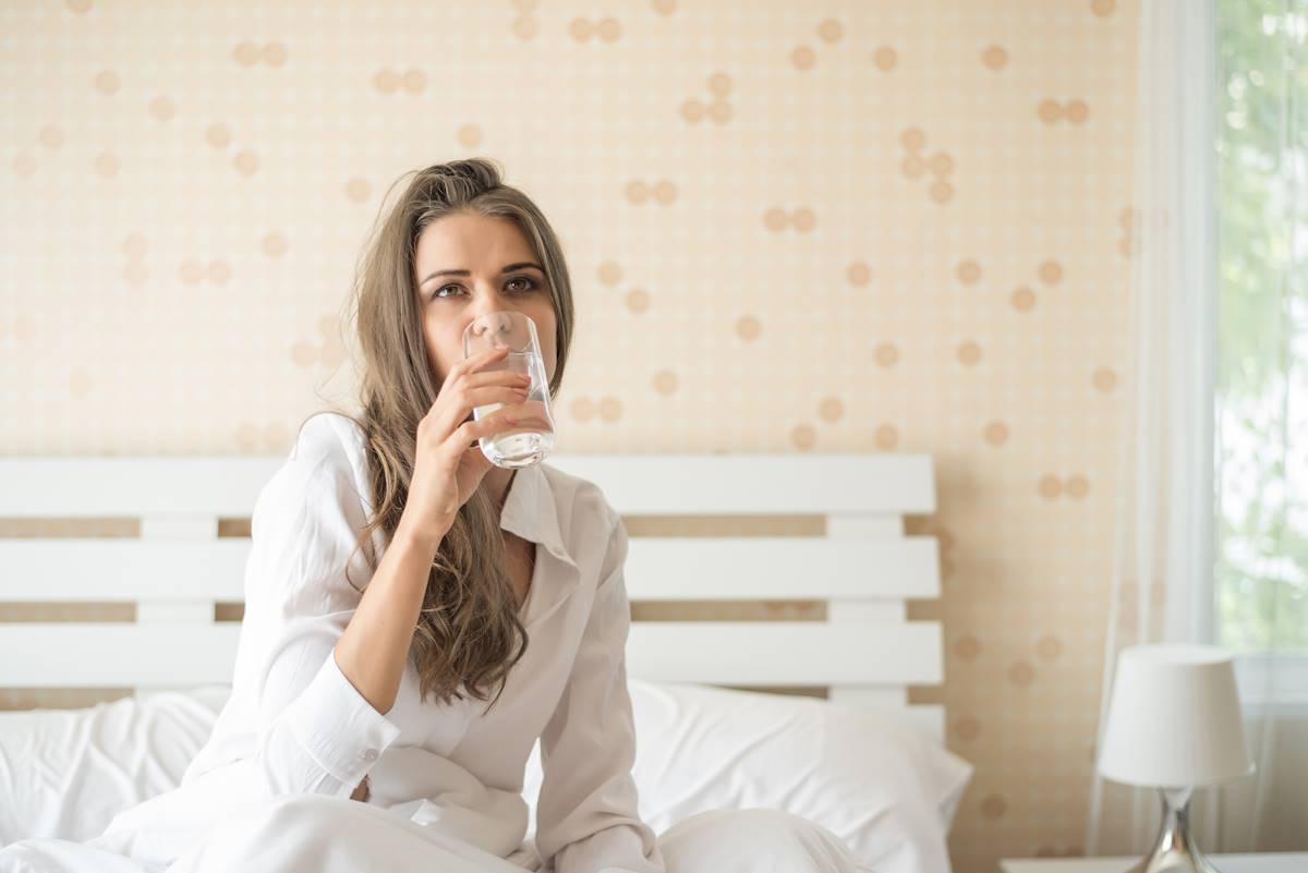 https://ru.freepik.com/free-photo/beautiful-woman-drinking-fresh-water-bed-morning_4325301.htm#fromView=search&page=1&position=2&uuid=3c2f2c49-e309-4e0a-adc0-c323fa9ce395&query=%D0%B6%D0%B5%D0%BD%D1%89%D0%B8%D0%BD%D0%B0+%D0%BF%D1%8C%D0%B5%D1%82+%D0%B2%D0%BE%D0%B4%D1%83+%D0%B4%D0%BE%D0%BC%D0%B0