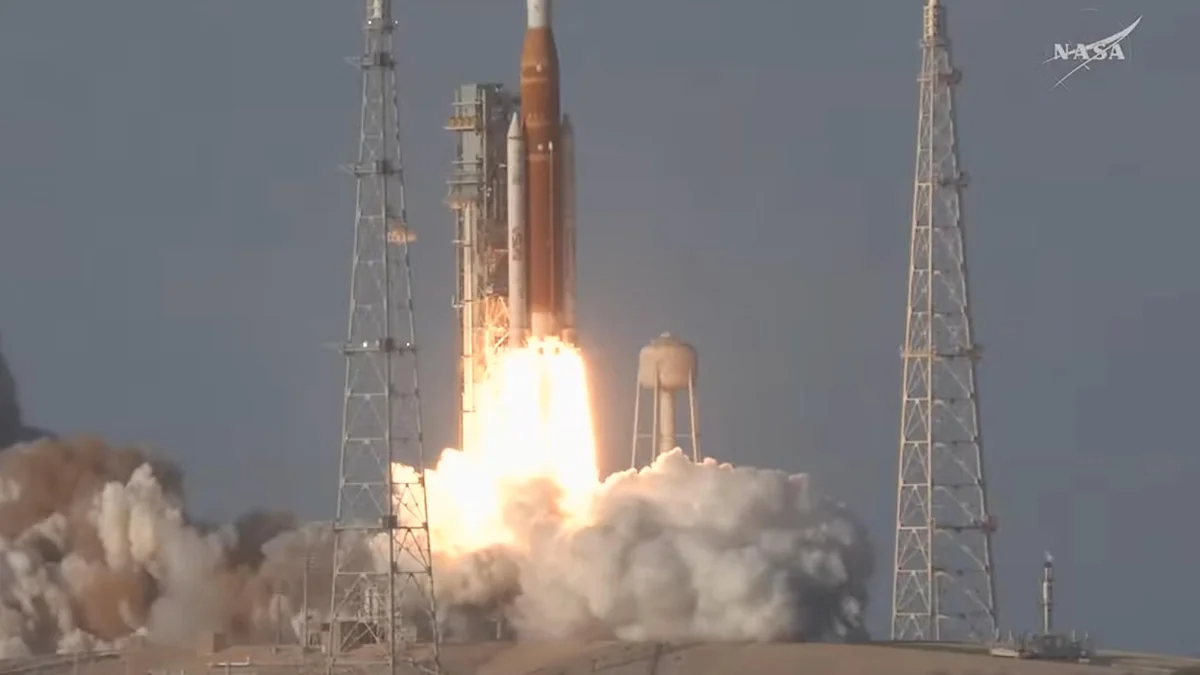 К Луне стартовала первая за полвека пилотируемая миссия