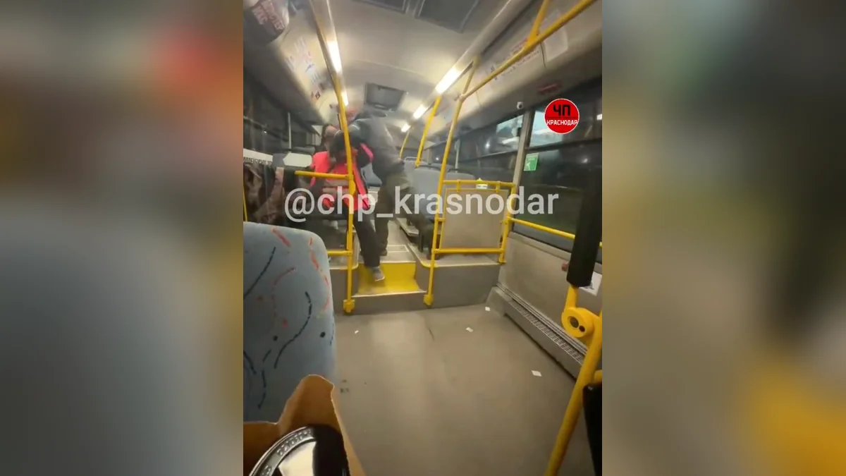 Полиция ищет дебошира, ударившего в лицо кондуктора автобуса в Краснодаре