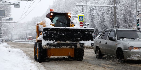 Дороги Кубани от снега 13 января расчищают более 350 единиц техники