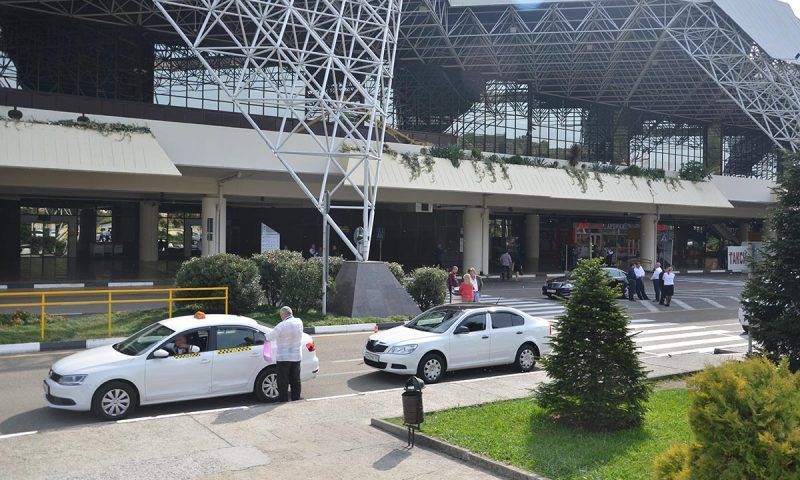 Четыре рейса ушли на запасные аэродромы из-за ограничений в аэропорту Сочи