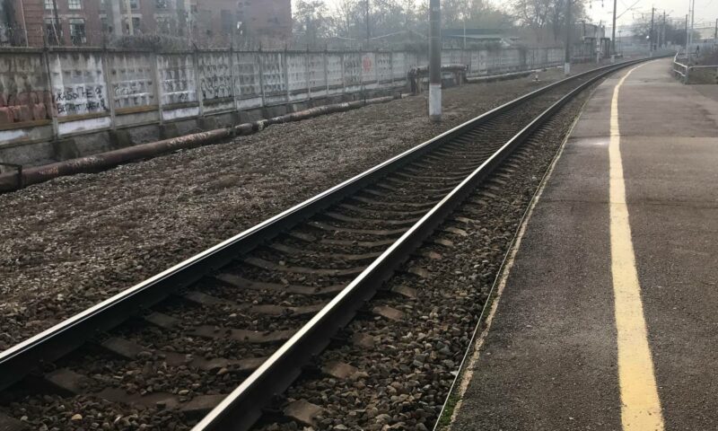 Пассажирский поезд насмерть сбил 49-летнего мужчину на ж/д путях в Краснодаре