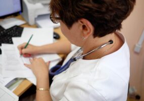 Минздрав РФ разрешил дистанционно закрывать больничные через мессенджер MAX