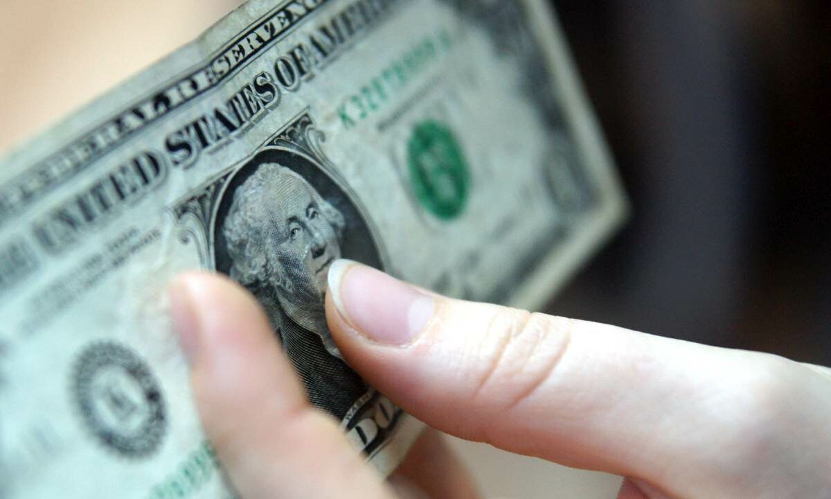 Курс доллара опустился ниже 80 рублей впервые с мая 2023 года