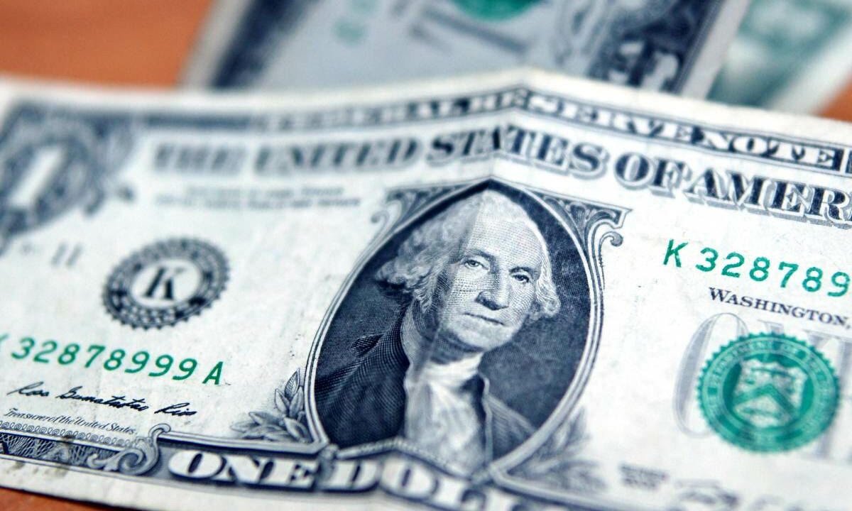 Официальный курс доллара опустился ниже 97 рублей впервые с октября 2024 года