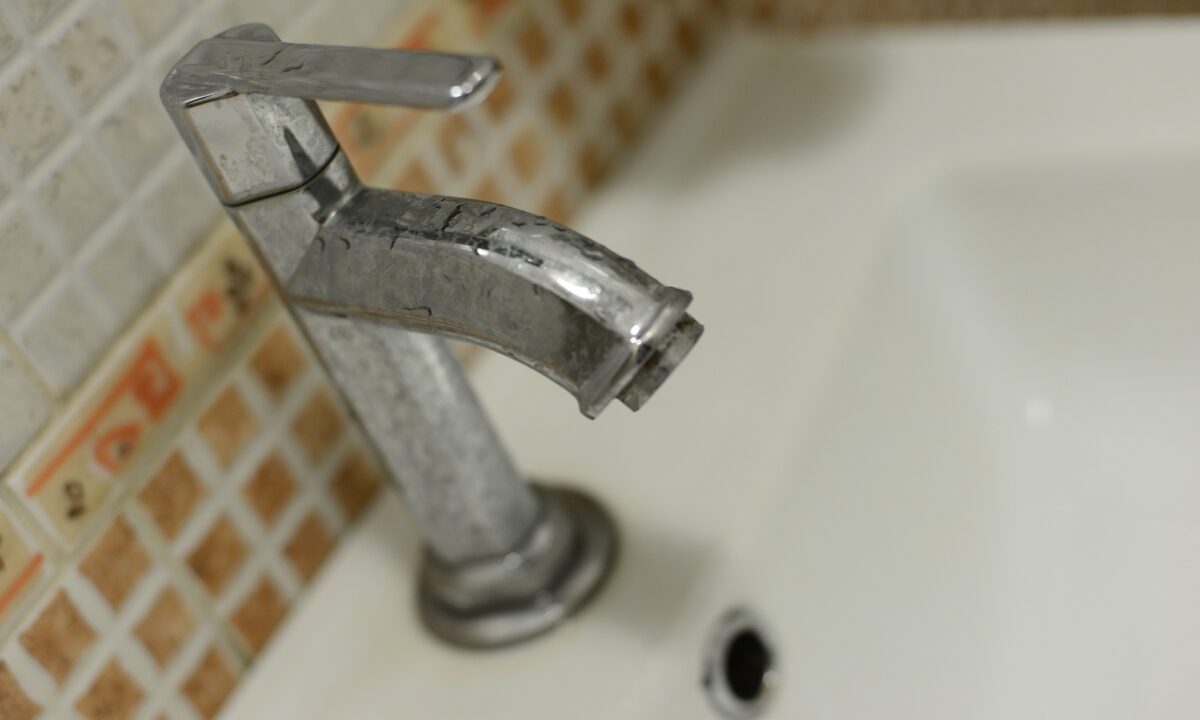 В Краснодаре прорвало водопровод, без воды остались Авиагородок и три улицы