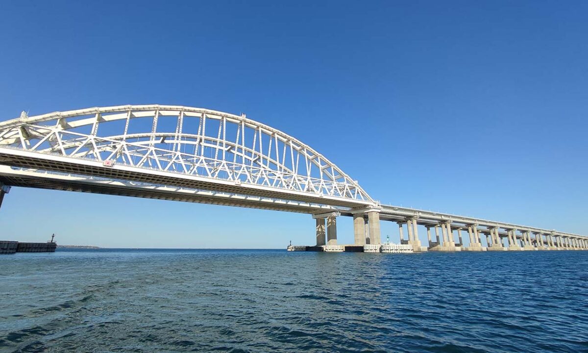 Движение транспорта по Крымскому мосту перекрыли утром 1 марта