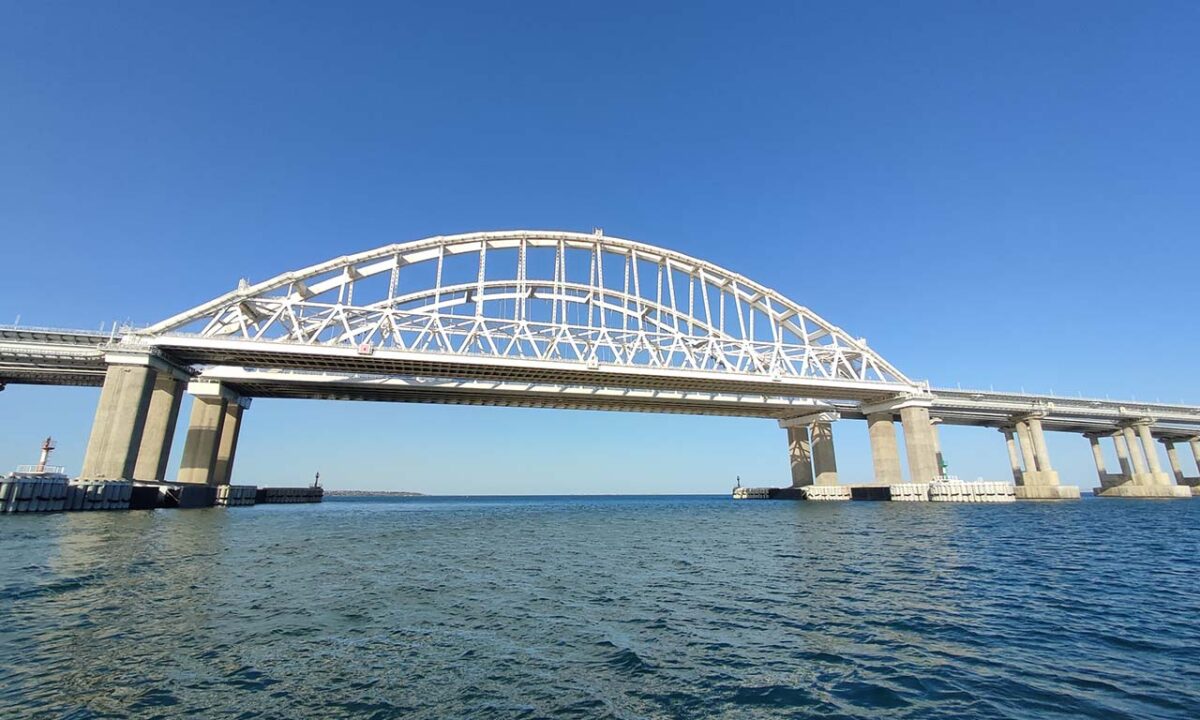 В пробке перед Крымским мостом после перекрытия собрались более 250 автомобилей