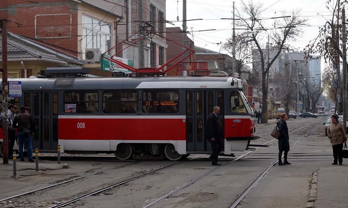 В Краснодаре изменили движение трамваев и троллейбусов из-за обесточивания сети